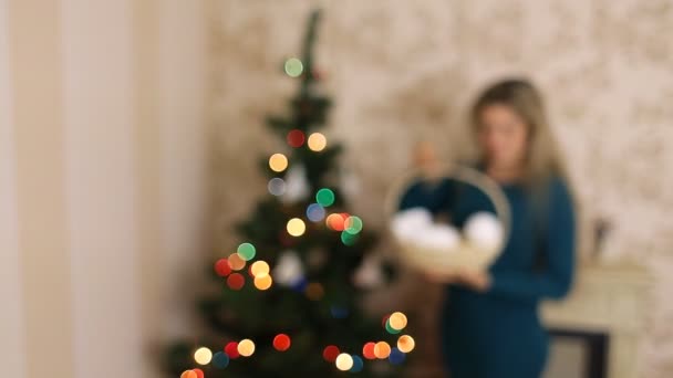 Meisje versiert de kerstboom in de defocus — Stockvideo