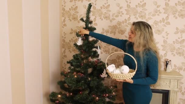 Bella ragazza adolescente che decora l'albero di Natale — Video Stock