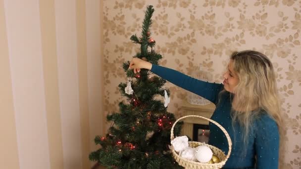 美しいですティーン女の子飾るザクリスマスツリー — ストック動画