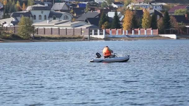 En fiskare i en motorbåt fiske — Stockvideo