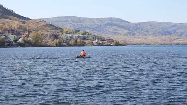 Un pêcheur dans un bateau à moteur pêche — Video