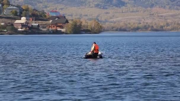 Un pescador en una lancha a motor pescando — Vídeo de stock