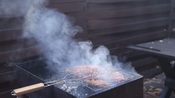 Fajny mięso na grilla grillem — Wideo stockowe