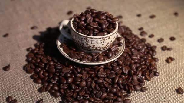 Чашка з кавовим зерном як фон — стокове відео