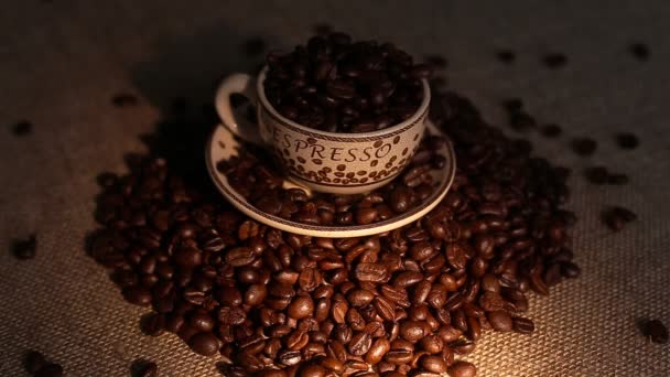 En kopp med kaffe bean som bakgrund — Stockvideo