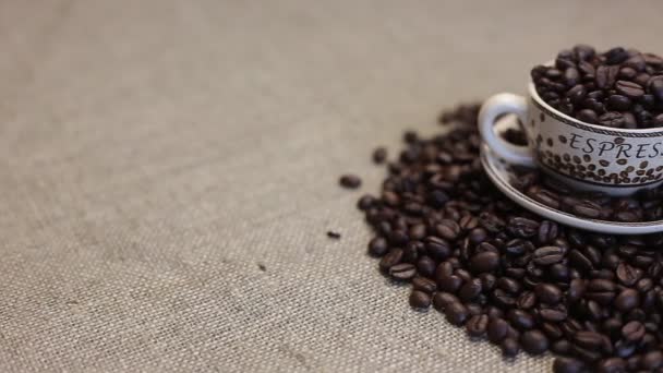 En kopp med kaffe bean som bakgrund — Stockvideo