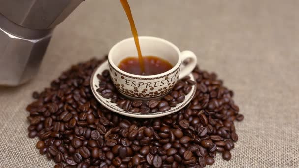 Öntés egy csésze kávé, szemes kávé