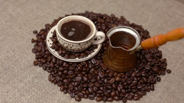 Turkse koffie en koffie bonen — Stockvideo