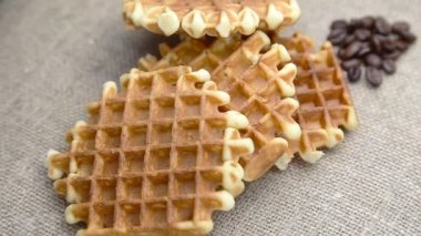 kahve çekirdekleri üzerinde waffle yakın çekim