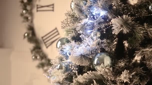 Witte Kerstmis kamer met watch — Stockvideo