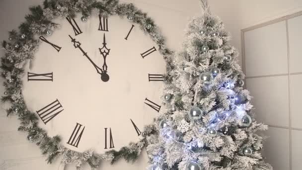 時計とホワイト クリスマスの部屋 — ストック動画