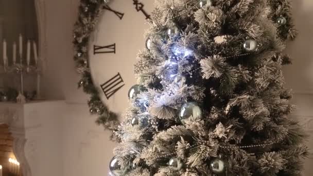 Habitación blanca de Navidad con reloj — Vídeos de Stock