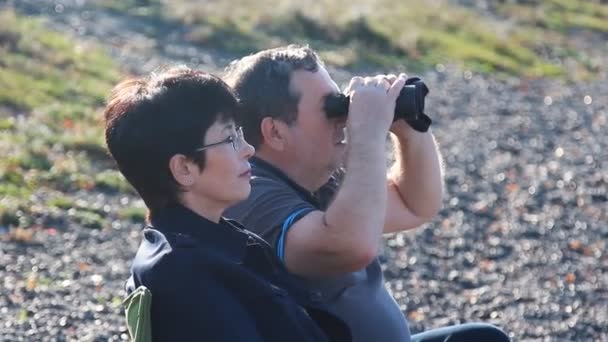 Mature lovers sitting at beach and enjoying the view — Stock Video