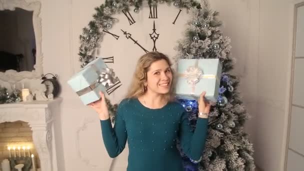 Souriante fille avec des cadeaux de Noël — Video