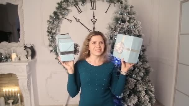 Lachende meisje met giften van Kerstmis — Stockvideo