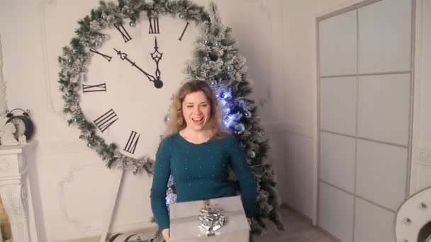 Mädchen werfen Weihnachtsgeschenke — Stockvideo