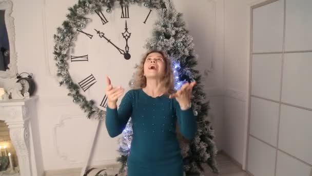 Mädchen werfen Weihnachtsgeschenke — Stockvideo