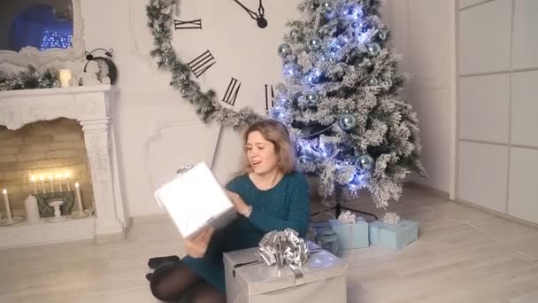 Souriante fille avec des cadeaux de Noël — Video