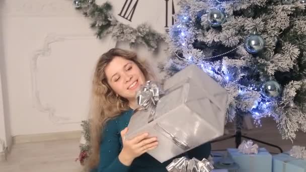 Lachende meisje met giften van Kerstmis — Stockvideo