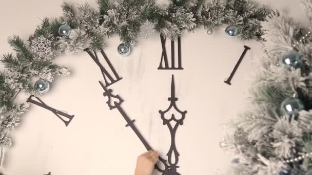 새 해에 시계를 설정 하는 여자 — 비디오