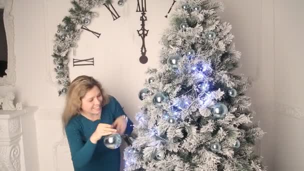 Девушка наряжается рождественская елка — стоковое видео