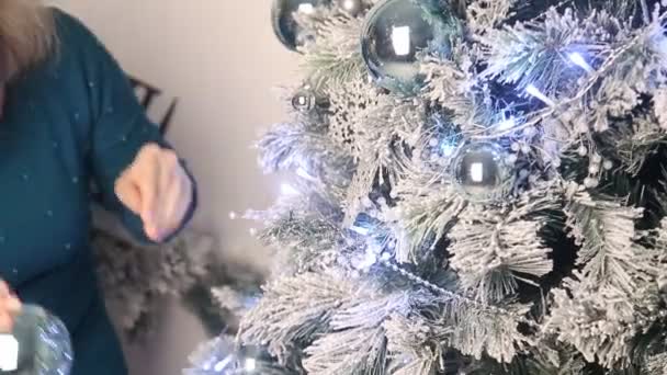 Ragazza vestire albero di Natale — Video Stock