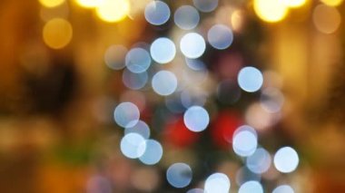 Parlayan ışıklar ile Noel ağacı