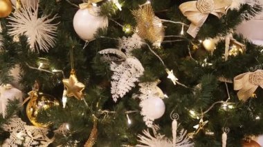 Aydınlatılmış güzel bir Noel ağacının ayrıntıları