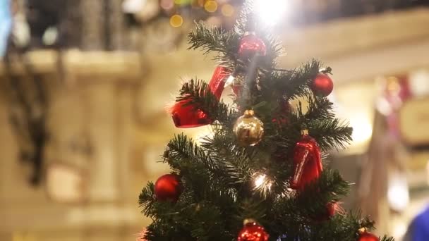 Λεπτομέρεια από ένα όμορφο φωτισμένο χριστουγεννιάτικο δέντρο — Αρχείο Βίντεο