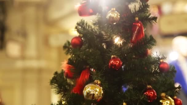 Detalle de un hermoso árbol de navidad iluminado — Vídeo de stock