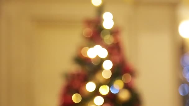 Árbol de Navidad con luces brillantes — Vídeos de Stock