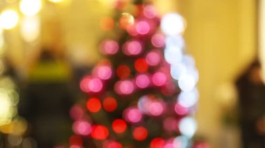 Parlayan ışıklar ile Noel ağacı