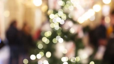 Parlayan ışıklar ile Noel ağacı