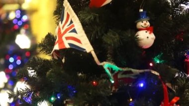 İngiliz bayrağı ile Noel ağacı süsle