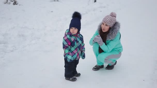 Mamma e la sua bella figlia in inverno — Video Stock