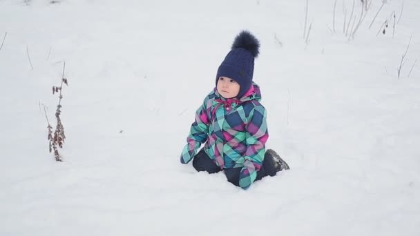 Menina brincando com neve — Vídeo de Stock