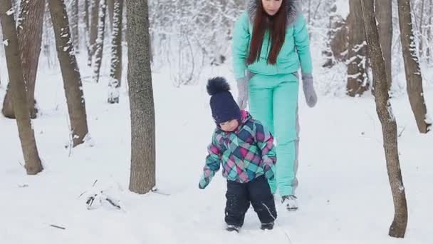 Mutter und ihre hübsche Tochter im Winter — Stockvideo