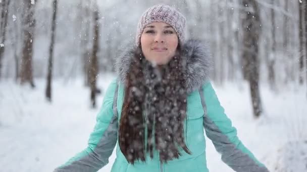 Κορίτσι πετάει το χιόνι — Αρχείο Βίντεο