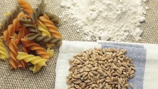 Обертати макарони, борошно і пшеницю — стокове відео
