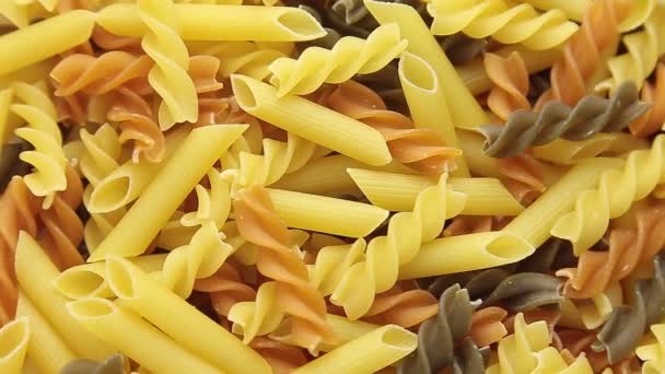 Otočené nevařené italské makarony těstoviny. — Stock video