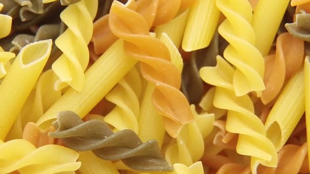 Gedraaide ongekookt Italiaanse macaroni pasta. — Stockvideo