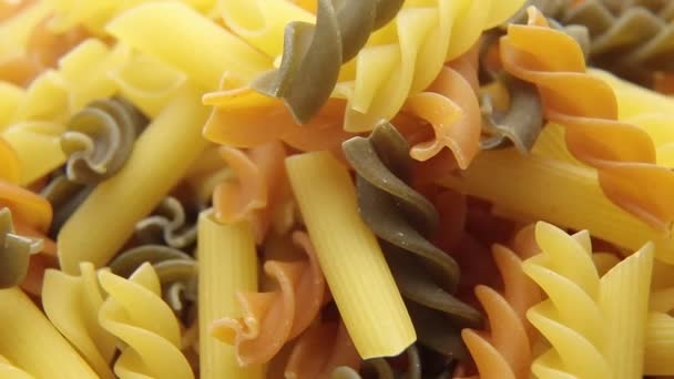 Gedraaide ongekookt Italiaanse macaroni pasta. — Stockvideo