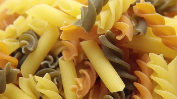 Gedraaide ongekookt Italiaanse macaroni pasta. — Stockvideo