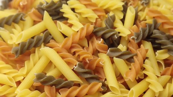 Gedraaide ongekookt Italiaanse macaroni pasta. — Stockvideo