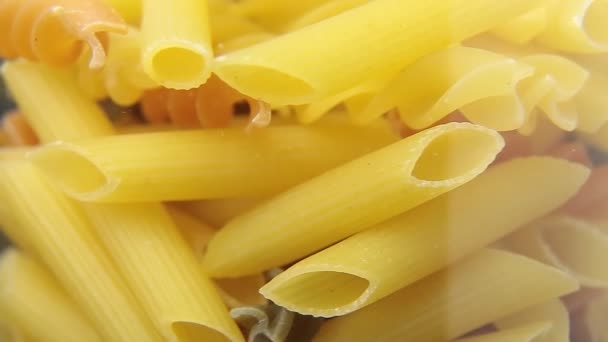 Gedraaide ongekookt Italiaanse macaroni pasta. — Stockvideo