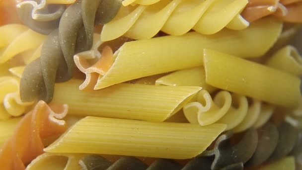 Gedraaide ongekookt Italiaanse macaroni pasta. — Stockvideo