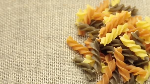 Gedraaide ongekookt Italiaanse macaroni pasta. — Stockvideo