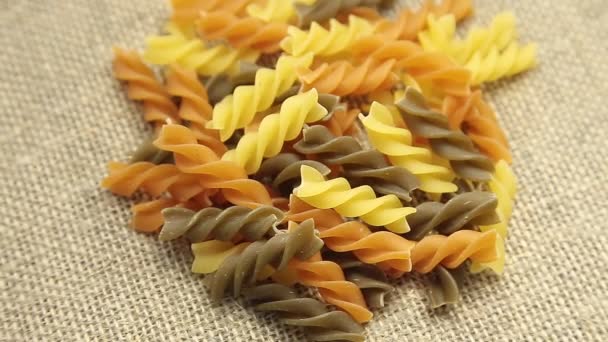 Gedraaide ongekookt Italiaanse macaroni pasta. — Stockvideo