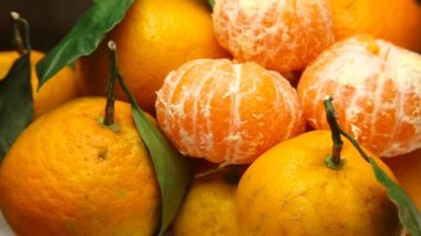 Mandalina yaprakları ile döner