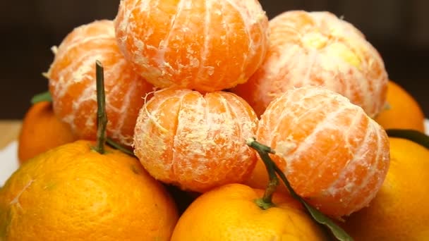 Tangerines rotatives avec feuilles — Video